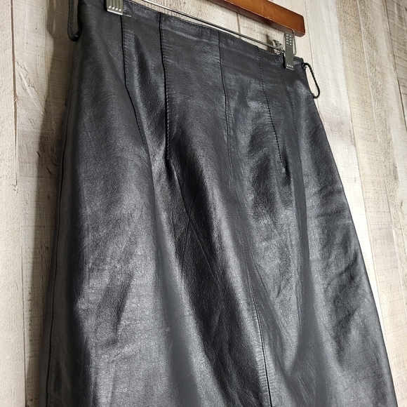 Vintage Wilson's Black Leather Skirt. Size 8 - Picture 3 of 11